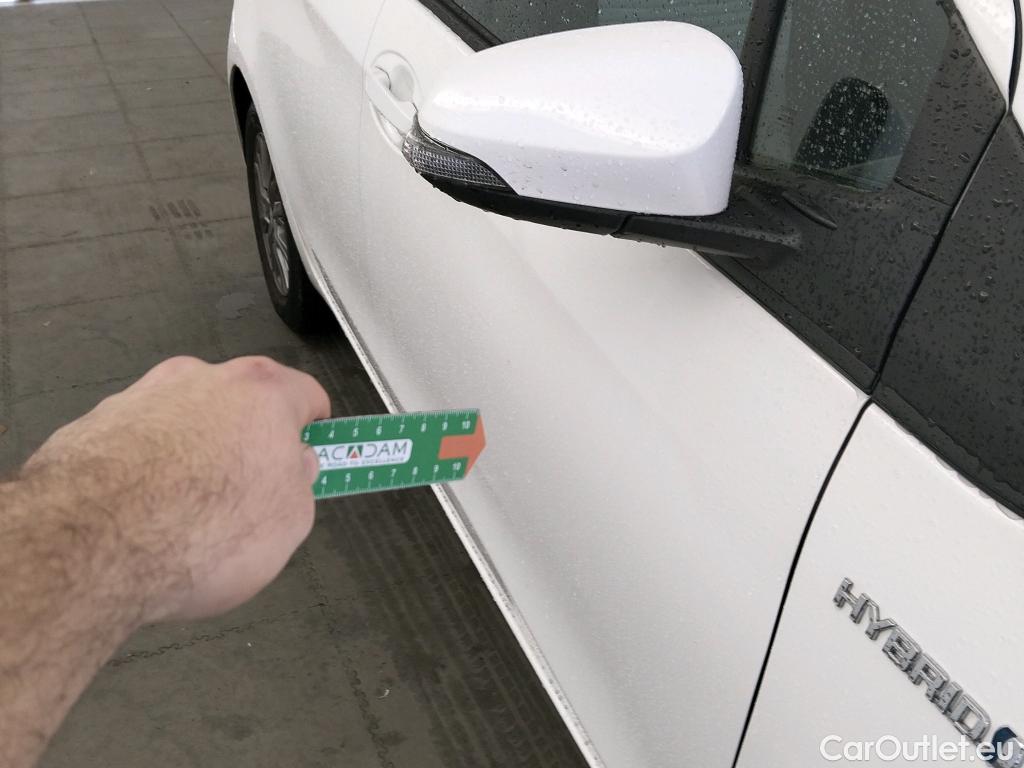  Toyota  Yaris TOYOTA  / 2017 / 5P / berlina con portón 1.5 100H Active #4