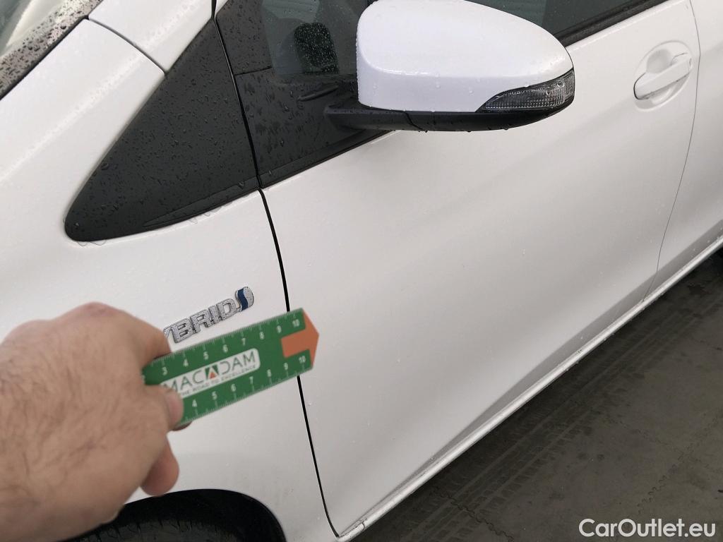  Toyota  Yaris TOYOTA  / 2017 / 5P / berlina con portón 1.5 100H Active #3