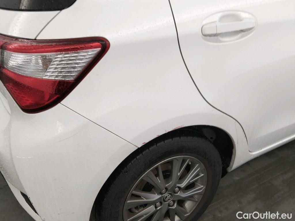  Toyota  Yaris TOYOTA  / 2017 / 5P / berlina con portón 1.5 100H Active #16