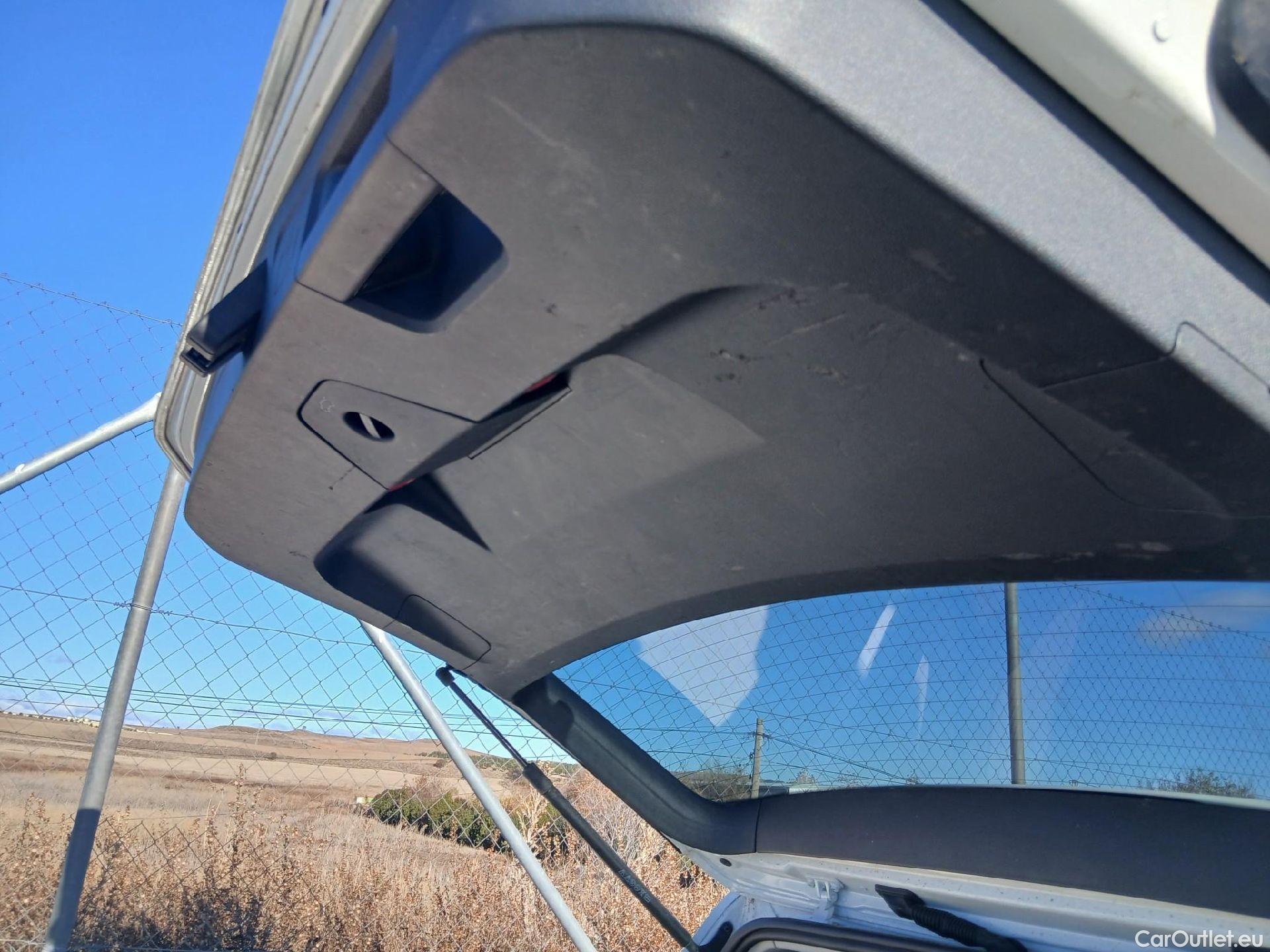  Volkswagen  Touran VOLKSWAGEN  / 2015 / 5P / monovolumen compacto Advance 2.0 TDI 90kW (122CV) #21