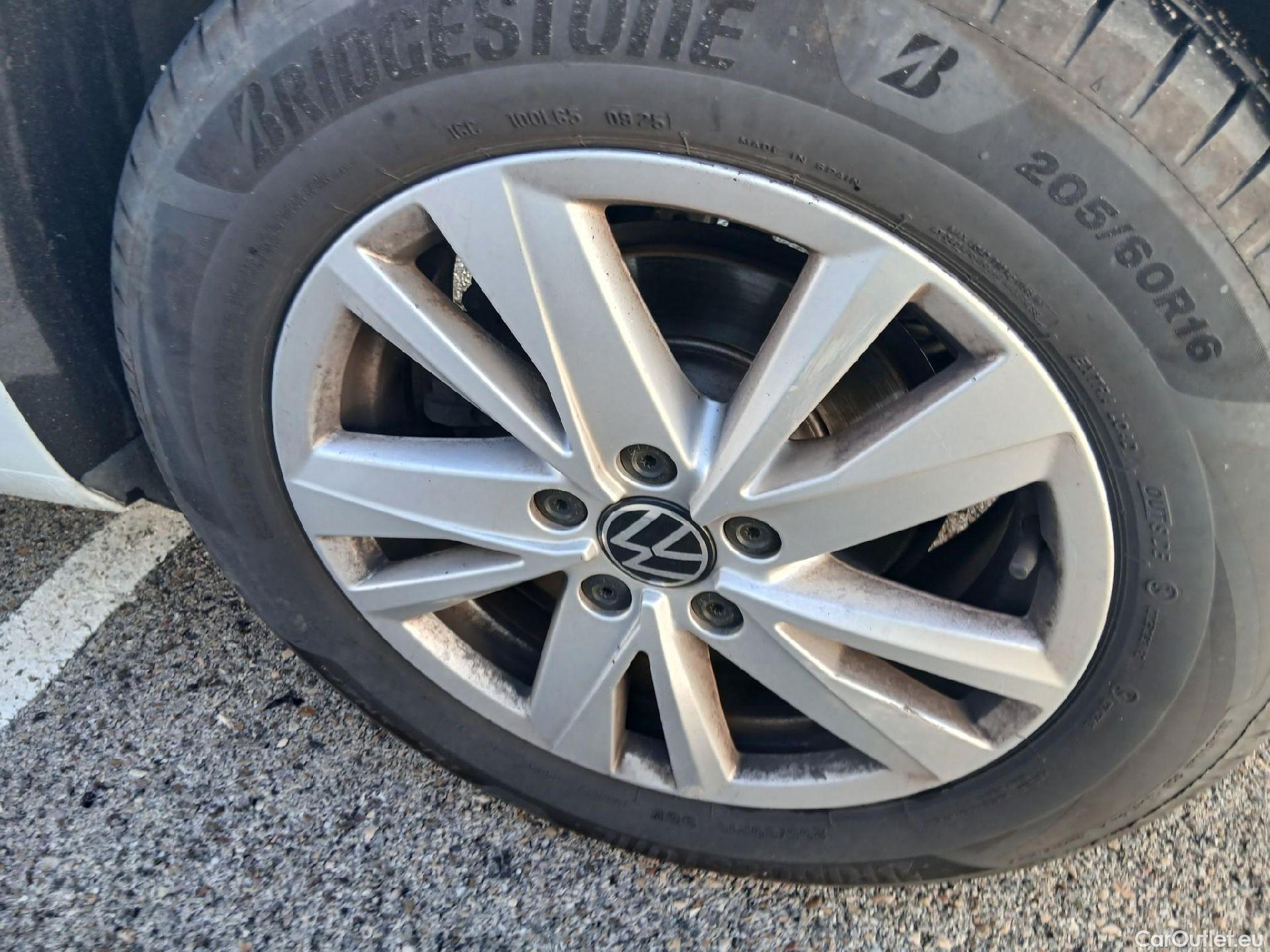  Volkswagen  Touran VOLKSWAGEN  / 2015 / 5P / monovolumen compacto Advance 2.0 TDI 90kW (122CV) #14