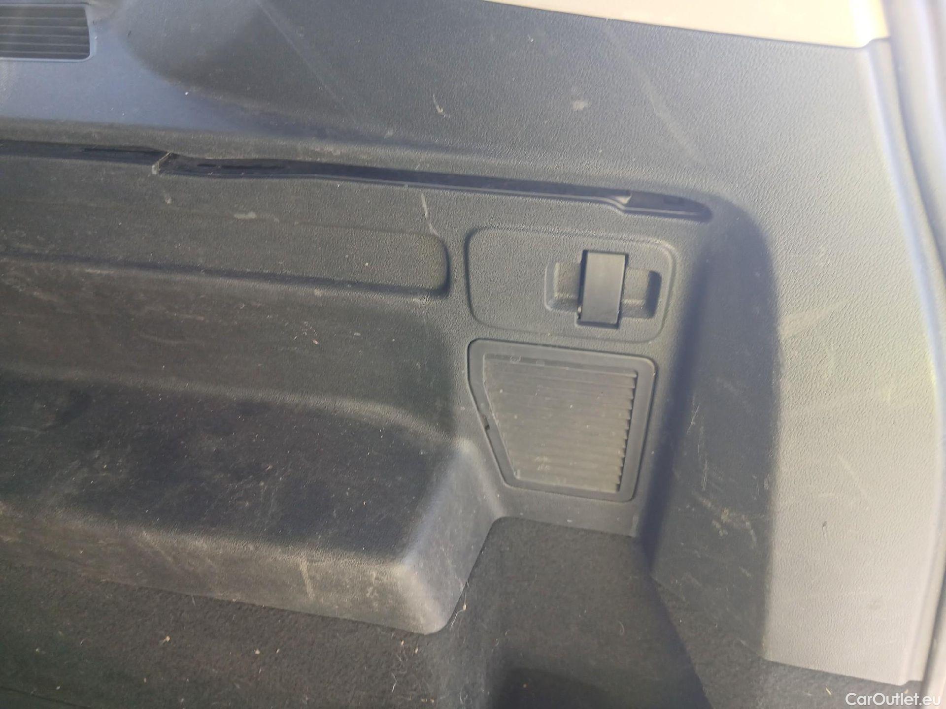  Volkswagen  Touran VOLKSWAGEN  / 2015 / 5P / monovolumen compacto Advance 2.0 TDI 90kW (122CV) #24