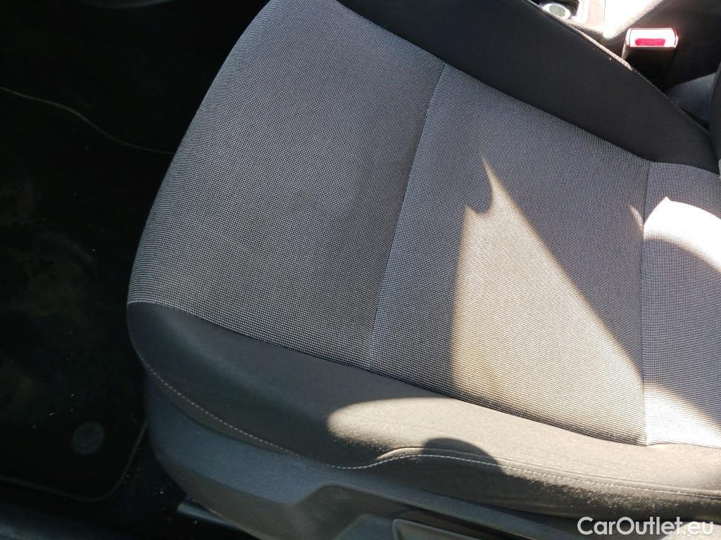  Volkswagen  Golf  VOLKSWAGEN 5p 7G berlina con portón Edition 1.6 TDI 110CV BMT #2