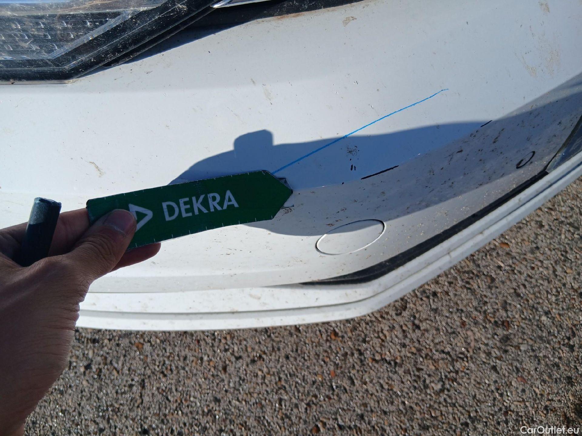  Volkswagen  Touran VOLKSWAGEN  / 2015 / 5P / monovolumen compacto Advance 2.0 TDI 90kW (122CV) #2