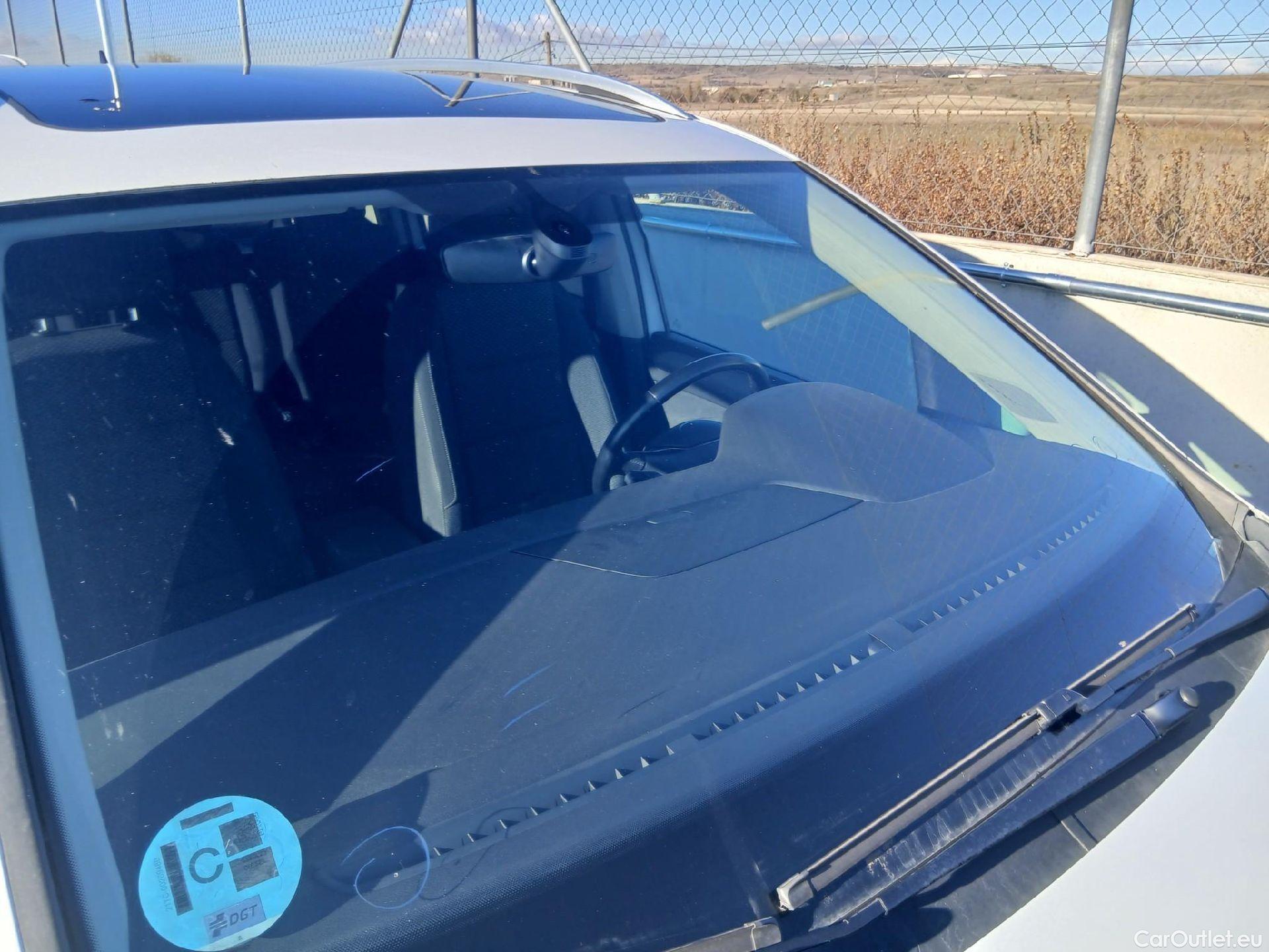  Volkswagen  Touran VOLKSWAGEN  / 2015 / 5P / monovolumen compacto Advance 2.0 TDI 90kW (122CV) #5