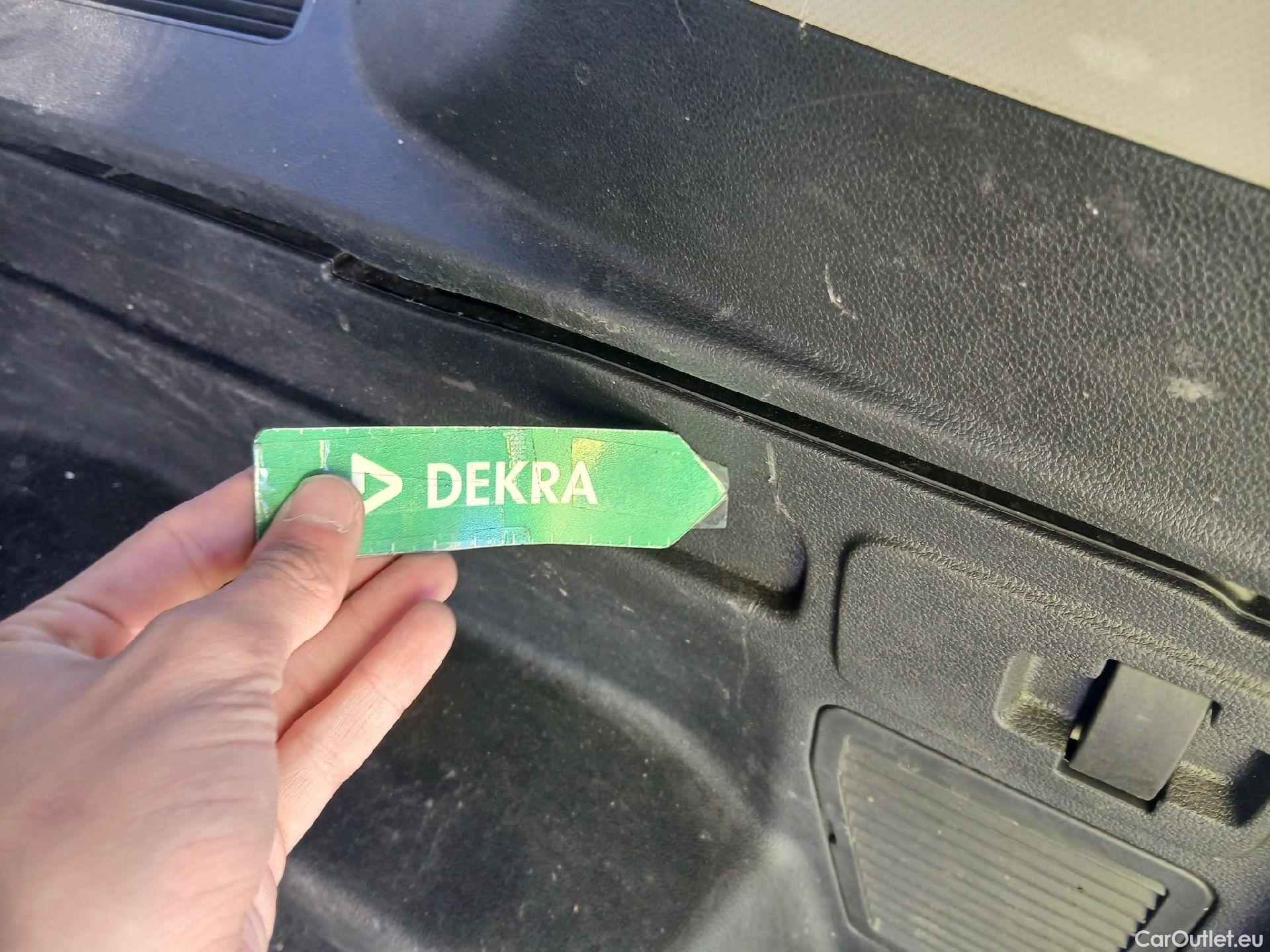  Volkswagen  Touran VOLKSWAGEN  / 2015 / 5P / monovolumen compacto Advance 2.0 TDI 90kW (122CV) #25