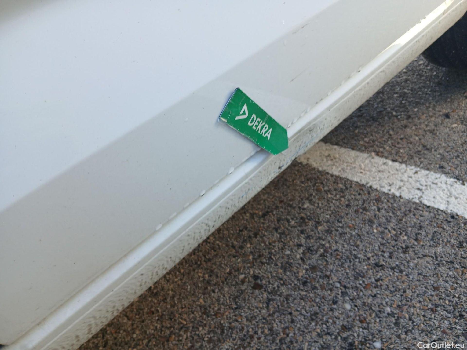  Volkswagen  Touran VOLKSWAGEN  / 2015 / 5P / monovolumen compacto Advance 2.0 TDI 90kW (122CV) #11