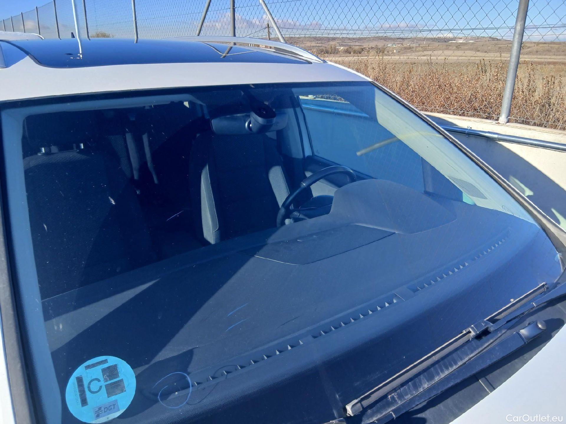  Volkswagen  Touran VOLKSWAGEN  / 2015 / 5P / monovolumen compacto Advance 2.0 TDI 90kW (122CV) #3