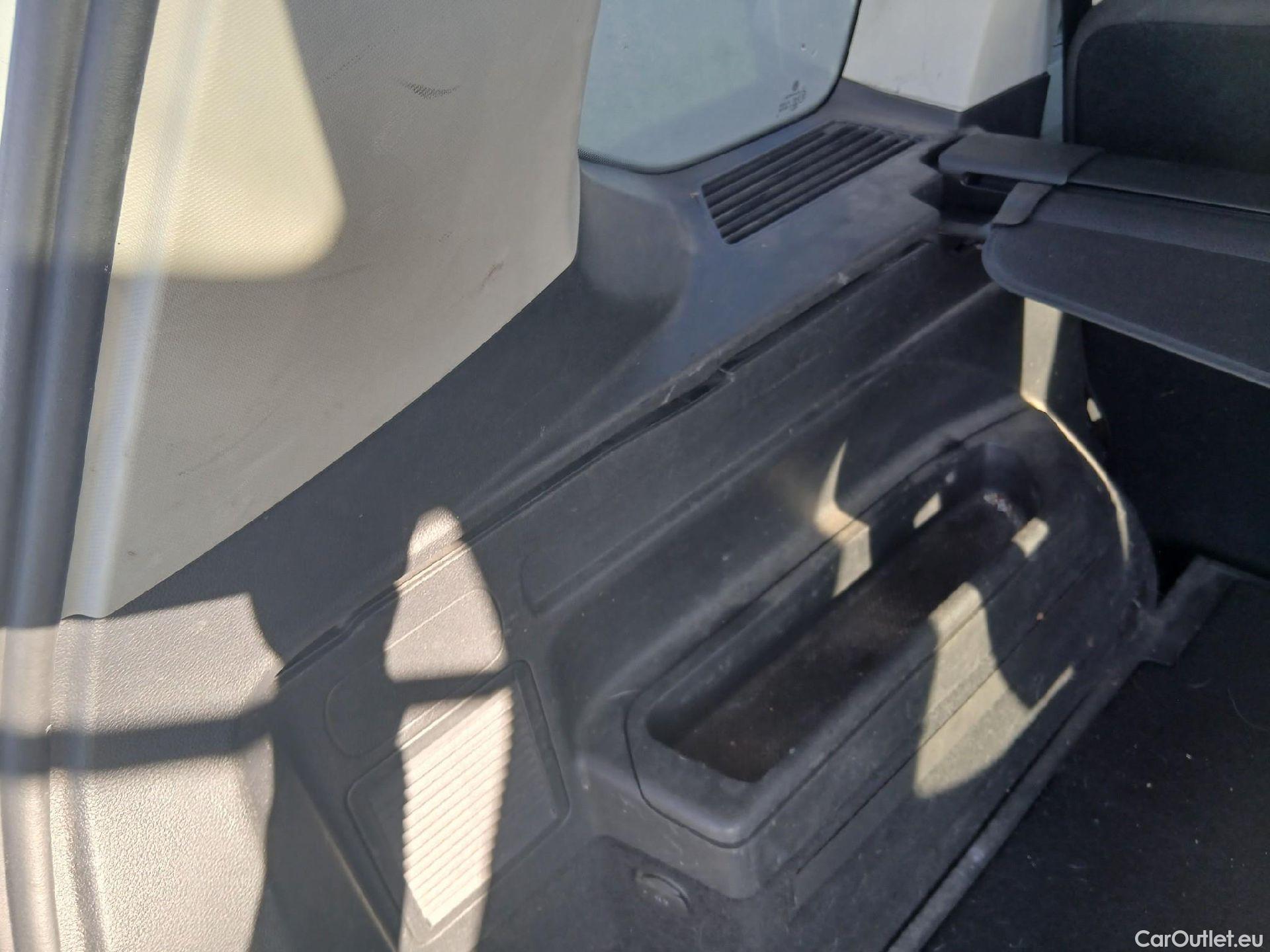  Volkswagen  Touran VOLKSWAGEN  / 2015 / 5P / monovolumen compacto Advance 2.0 TDI 90kW (122CV) #23