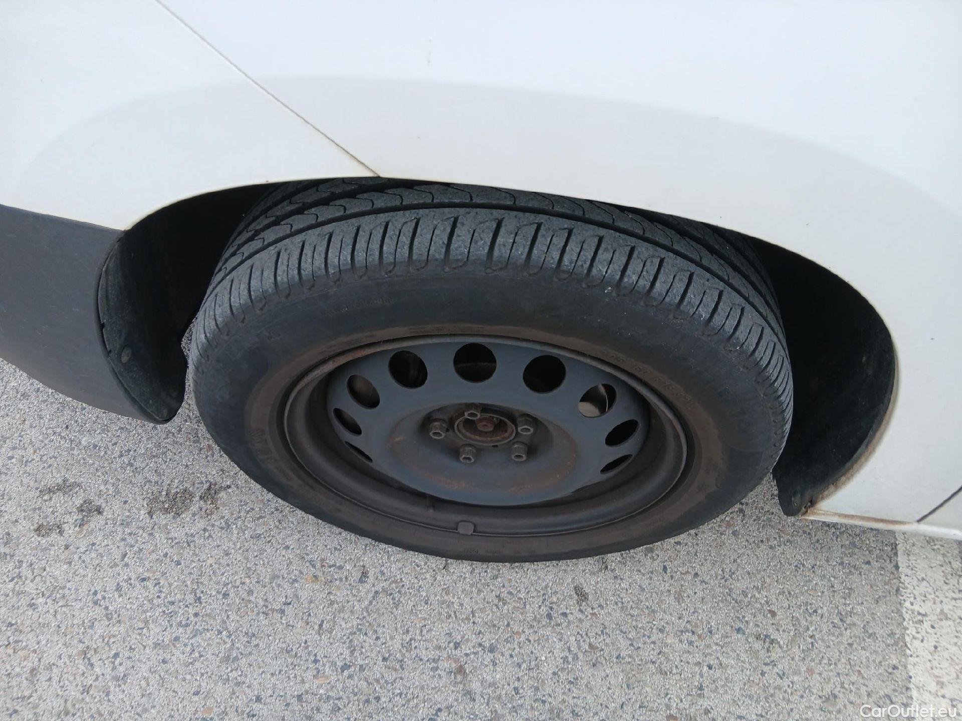  Opel  Combo OPEL  Life / 2018 / 4P / monovolumen compacto 1.5 TD 75kW (100CV) S/S Expression L #4