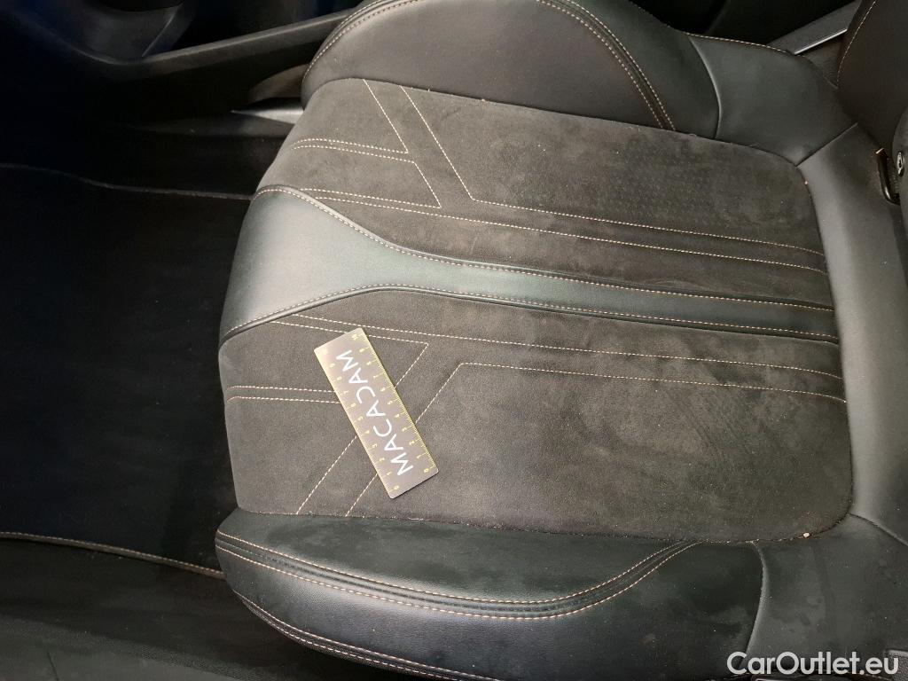  Peugeot  3008 PEUGEOT  / 2020 / 5P / SUV BlueHDi 130 S&S GT #24