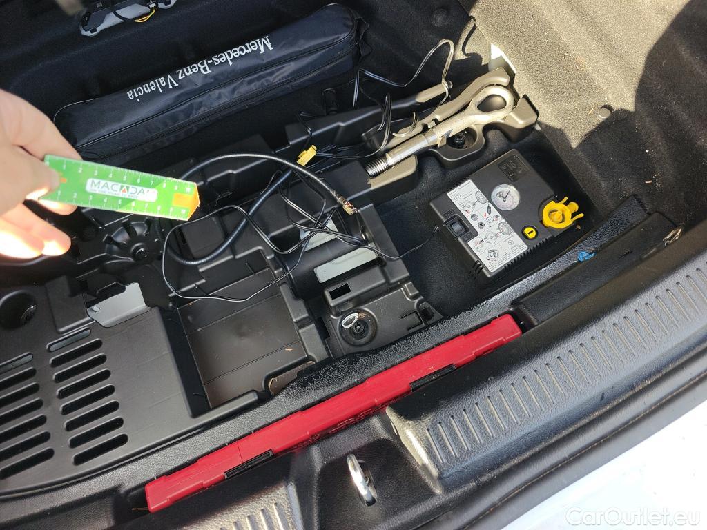  Mercedes  A-Klasse MERCEDES-BENZ Clase A / 2018 / 5P / berlina con portón A 200 #4