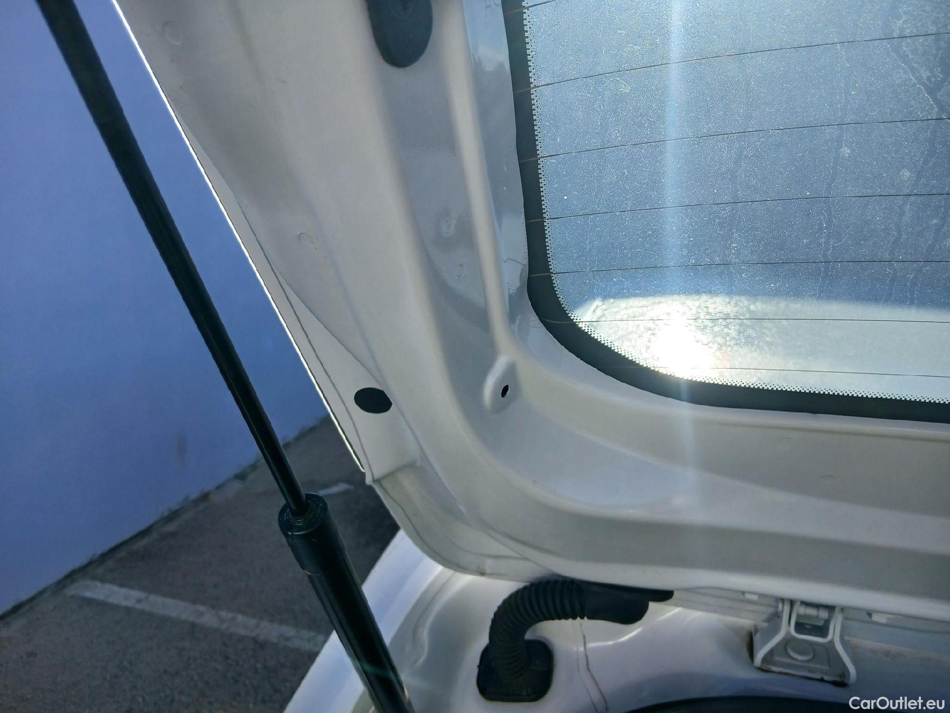  Peugeot  208 PEUGEOT  / 2019 / 5P / berlina con portón PureTech 55kW (75CV) Like #15