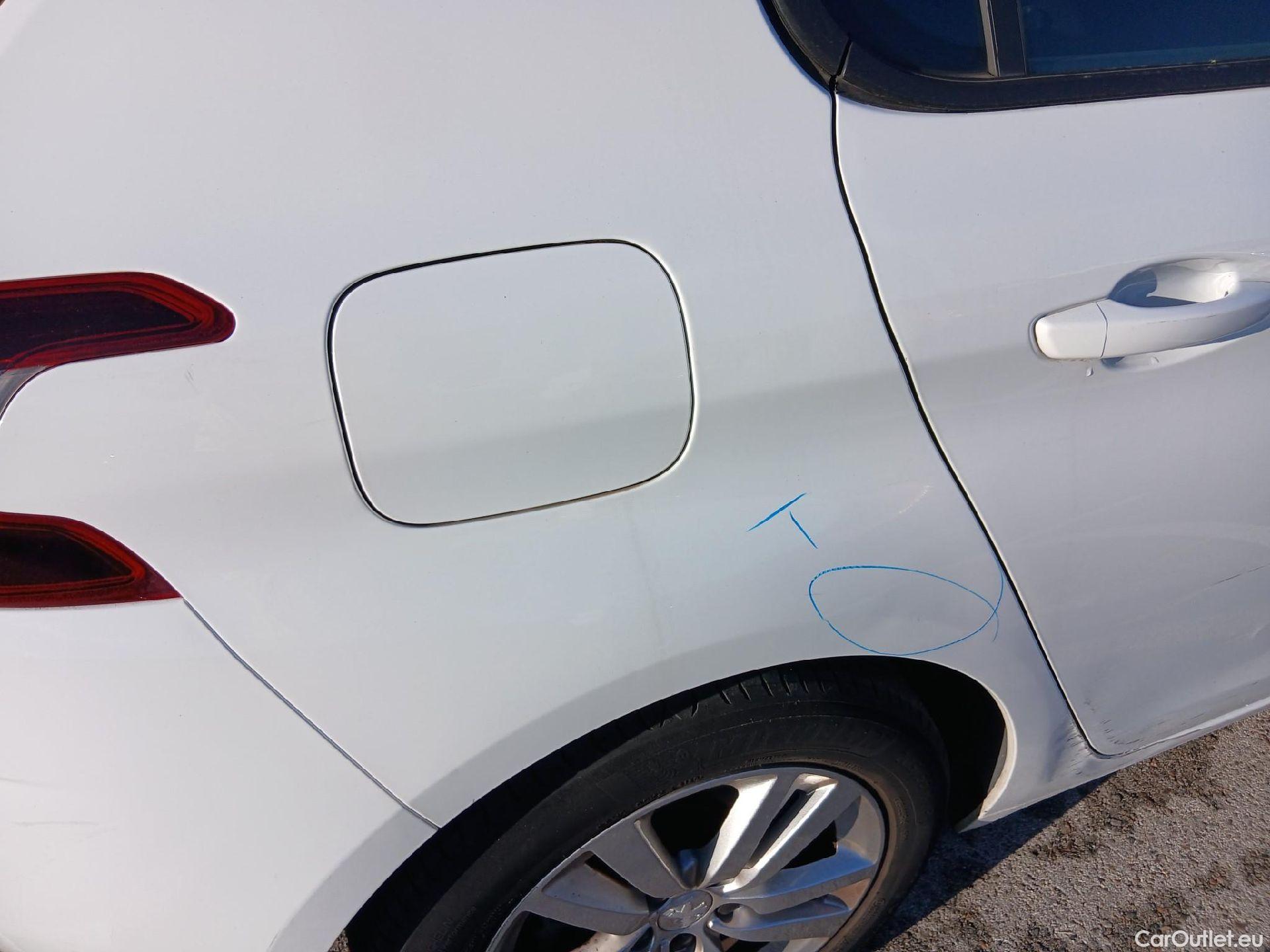  Peugeot  308 PEUGEOT  / 2017 / 5P / berlina con portón 5p Active Pack PureTech 110 S&S (AC) #30