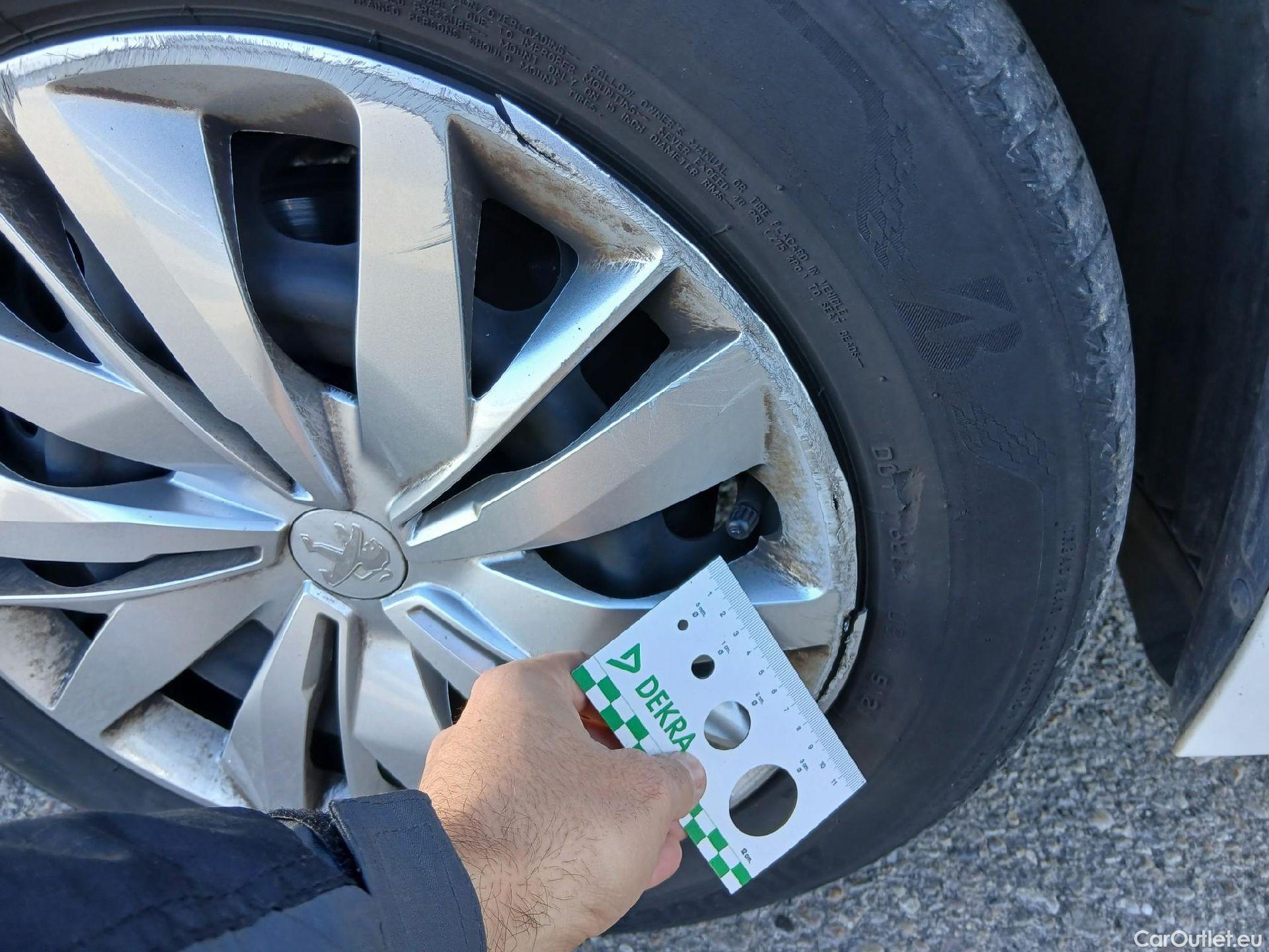  Peugeot  208 PEUGEOT  / 2019 / 5P / berlina con portón PureTech 55kW (75CV) Like #11