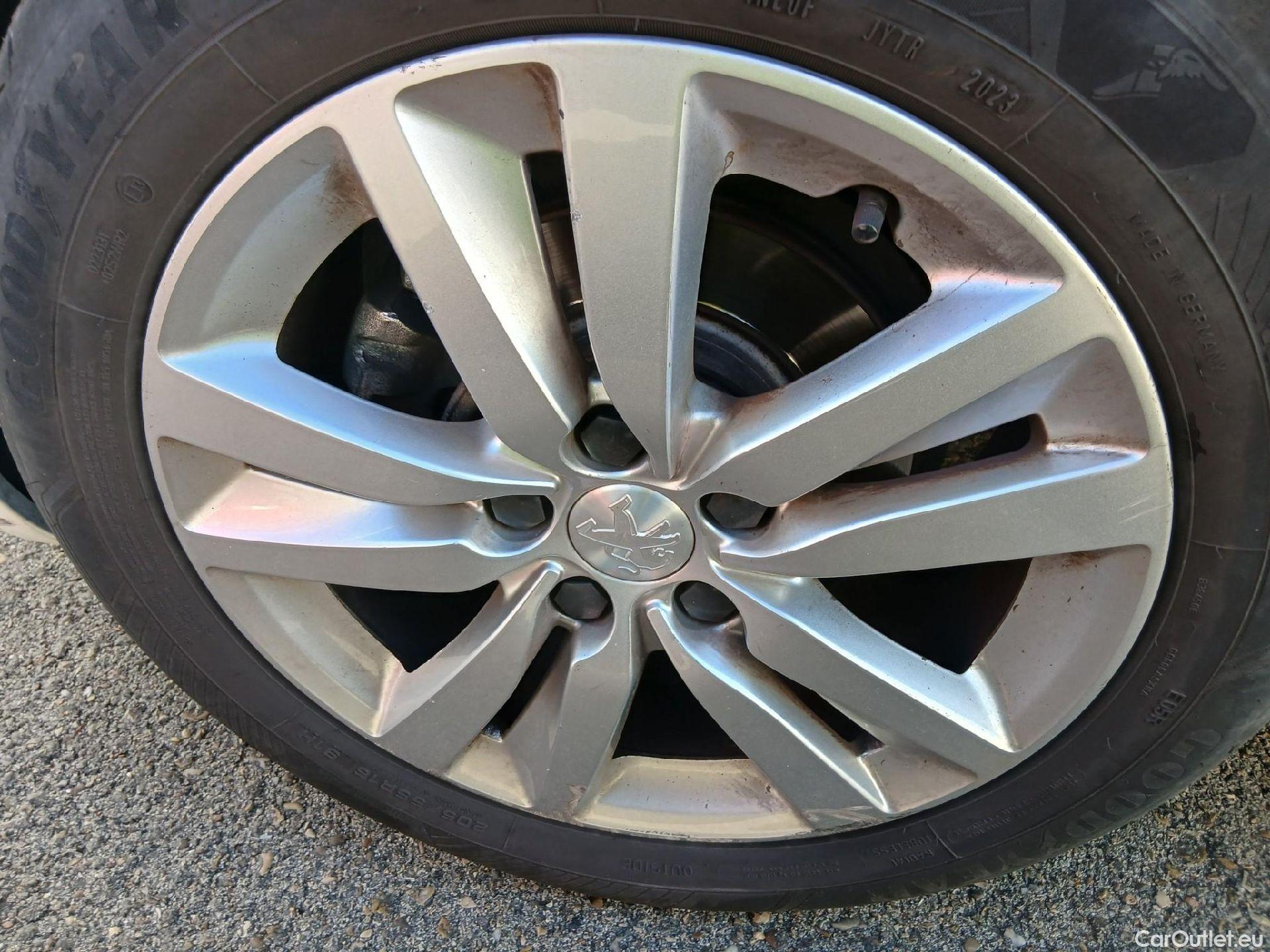  Peugeot  308 PEUGEOT  / 2017 / 5P / berlina con portón 5p Active Pack PureTech 110 S&S (AC) #1