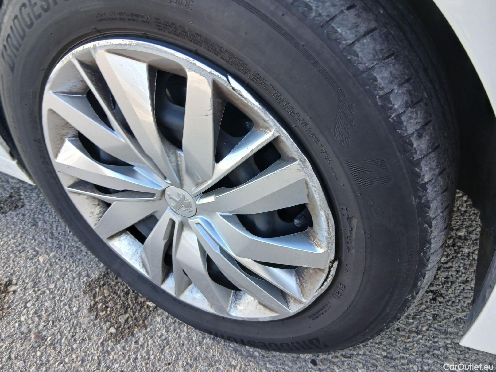  Peugeot  208 PEUGEOT  / 2019 / 5P / berlina con portón PureTech 55kW (75CV) Like #12