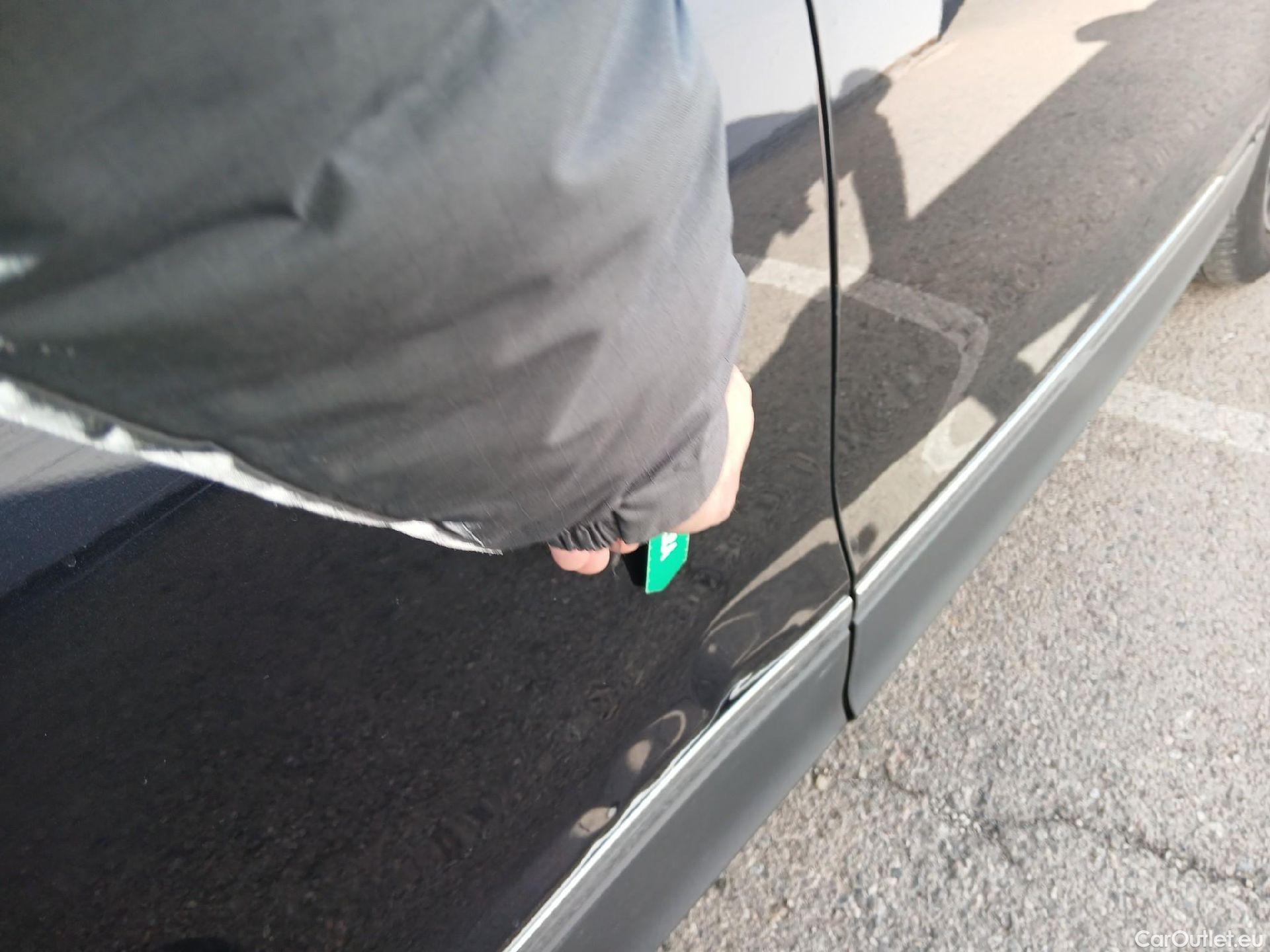  Volkswagen  Tiguan VOLKSWAGEN  / 2020 / 5P / todoterreno Life 2.0 TDI 110kW (150CV) #15