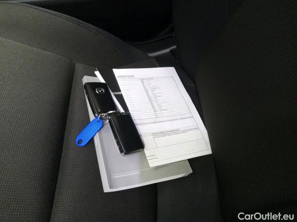  Mazda  3 MAZDA Mazda / 2019 / 5P / berlina con portón 2.0 SKYACTIV-G 88KW EVOLUTION #6