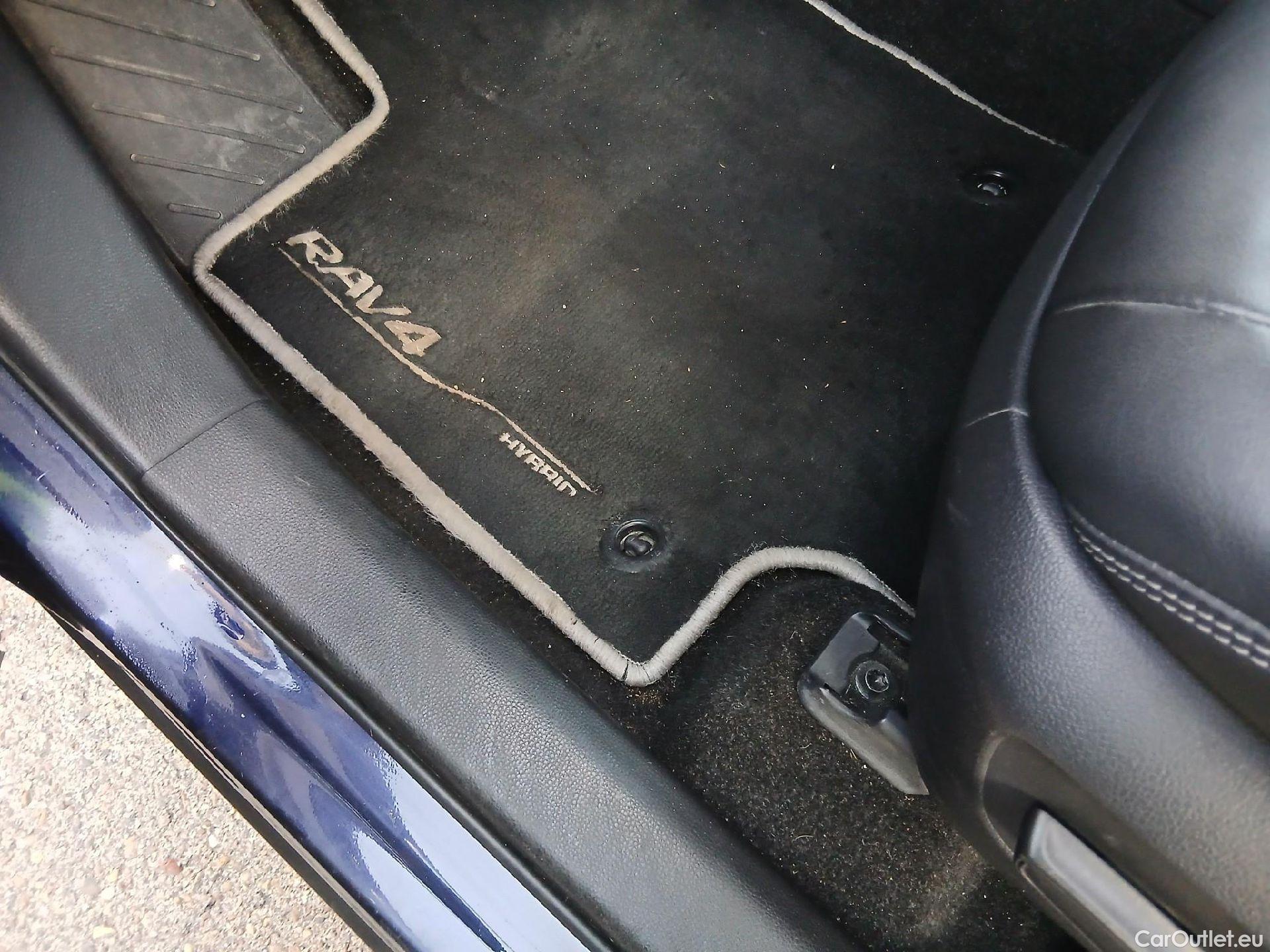  Toyota  RAV4 TOYOTA  / 2018 / 5P / todoterreno 2.5l 220H Advance #3