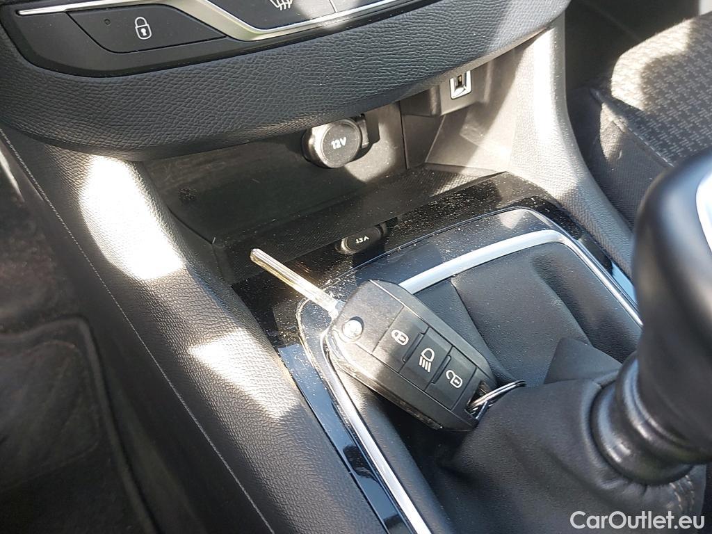  Peugeot  308 PEUGEOT  / 2017 / 5P / familiar SW Active Pack BlueHDi 130 S&S #2