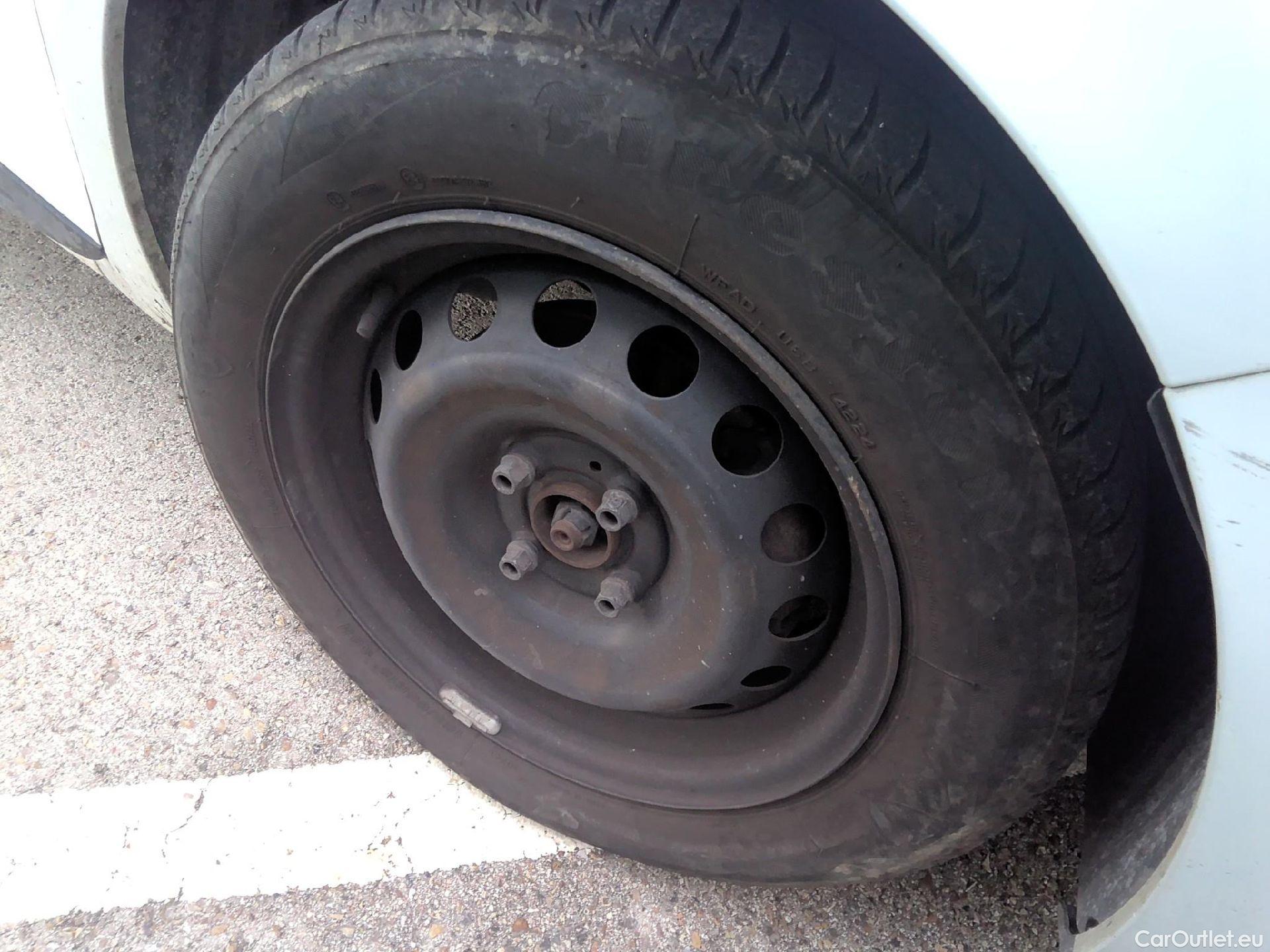  Renault  Clio RENAULT  / 2016 / 5P / berlina con portón Business dCi 55kW (75CV) -18 #41