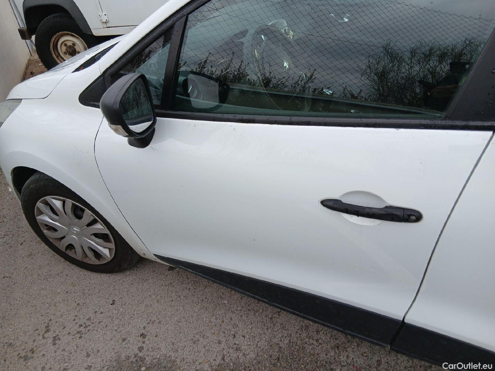  Renault  Clio RENAULT  / 2016 / 5P / berlina con portón Business dCi 55kW (75CV) -18 #9