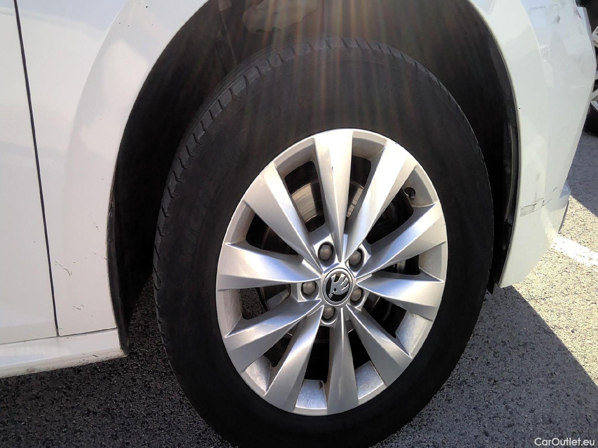  Skoda  KAMIQ SKODA  1.0 TSI 81kW (110CV) DSG Ambition (CX) #38