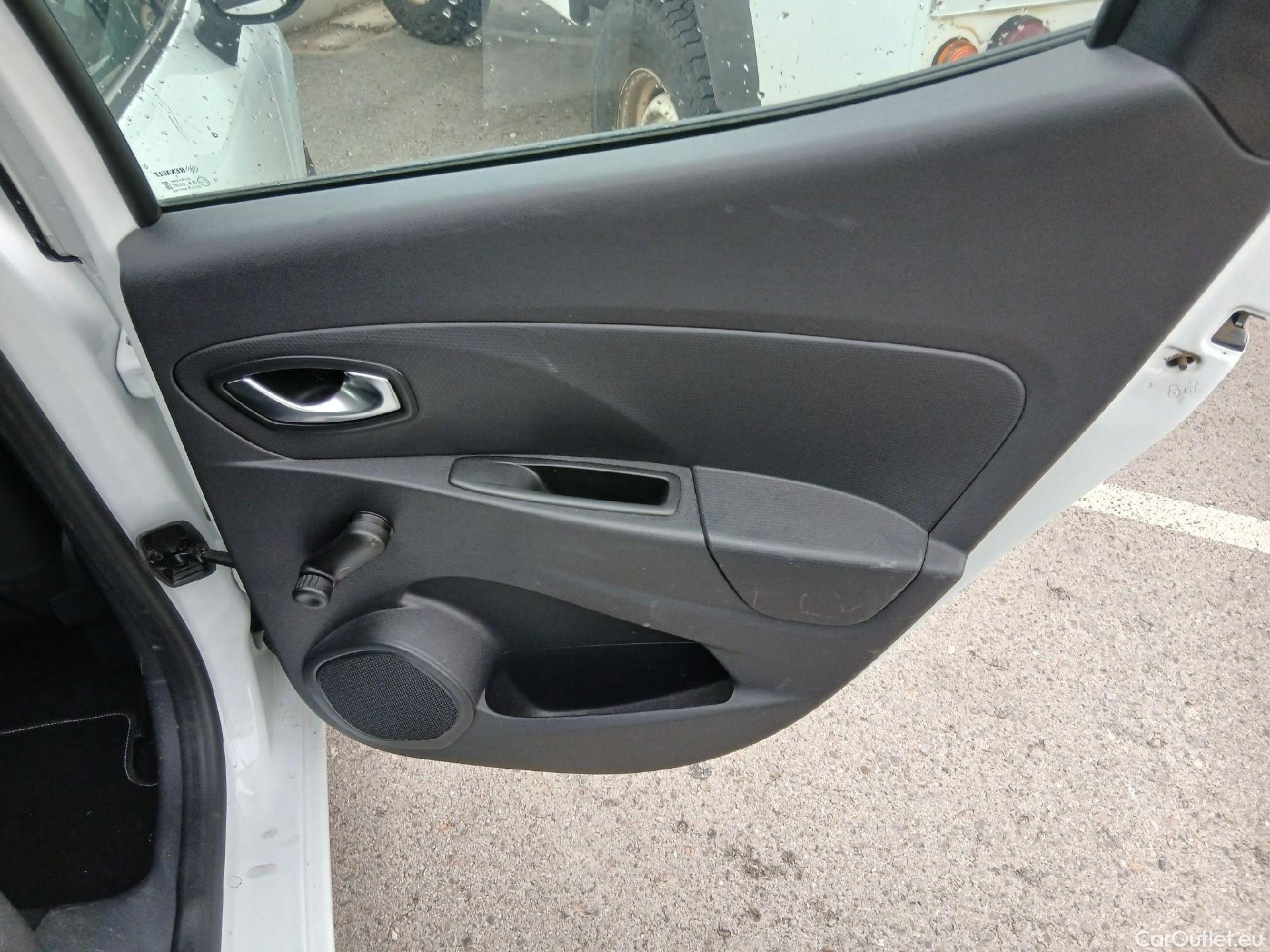  Renault  Clio RENAULT  / 2016 / 5P / berlina con portón Business dCi 55kW (75CV) -18 #36