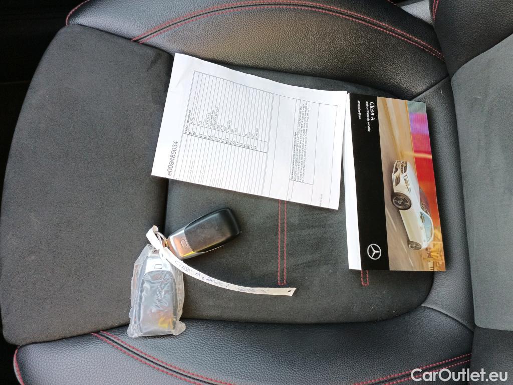 Mercedes  A-Klasse MERCEDES-BENZ Clase A / 2018 / 5P / berlina con portón A 180 #2