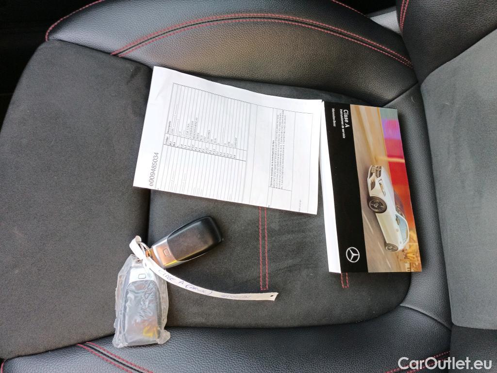  Mercedes  A-Klasse MERCEDES-BENZ Clase A / 2018 / 5P / berlina con portón A 180 #1