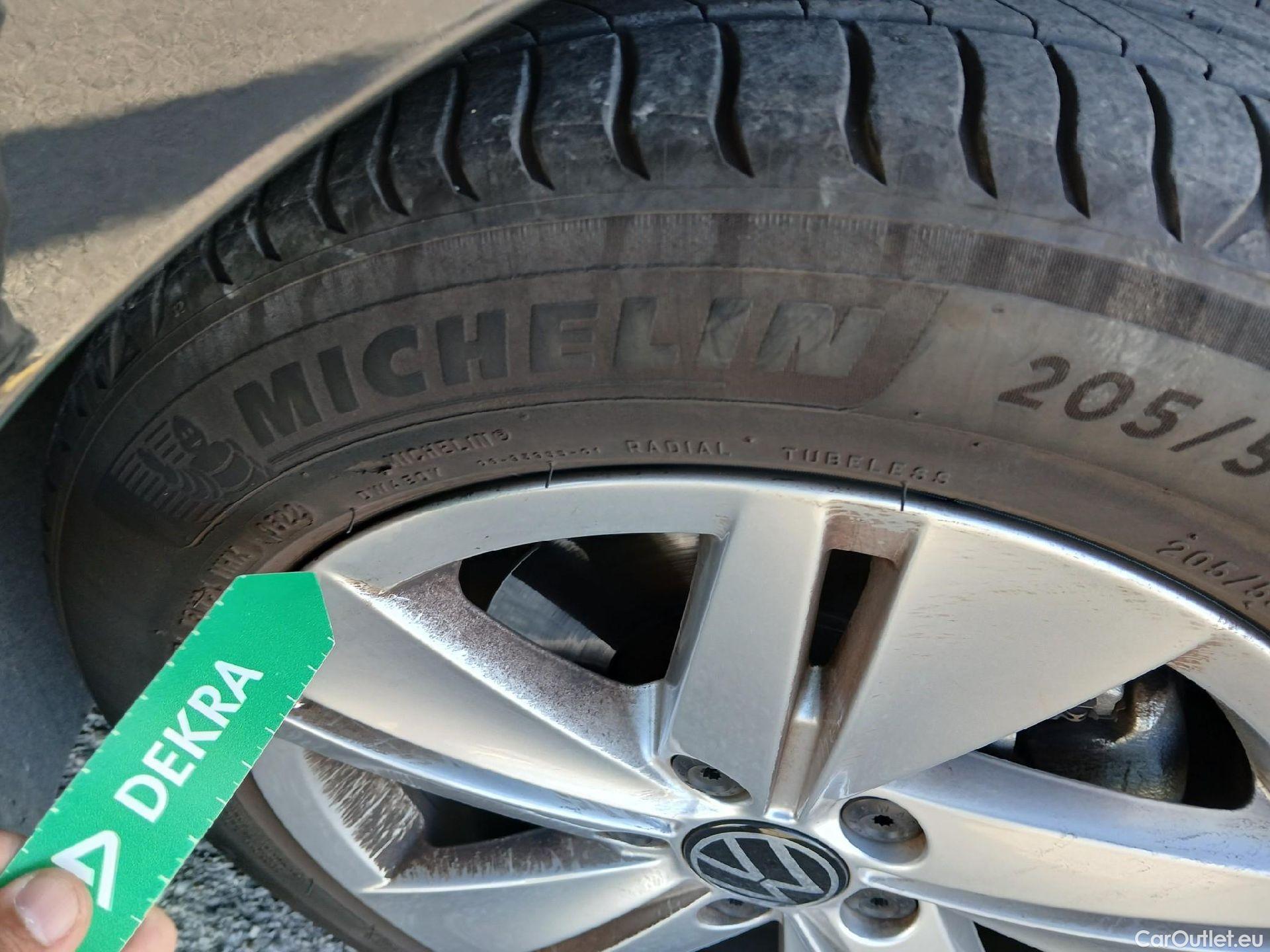  Volkswagen  Golf  VOLKSWAGEN / 2020 / 5P / berlina con portón Life 1.0 eTSI 81kW (110CV) DSG #22