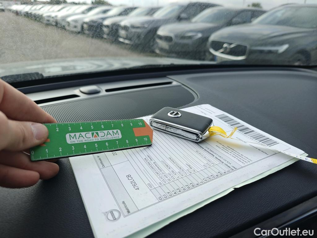  Volvo  XC 40 VOLVO XC40 / 2017 / 5P / todoterreno 2.0 D4 AWD R-Design Auto #2