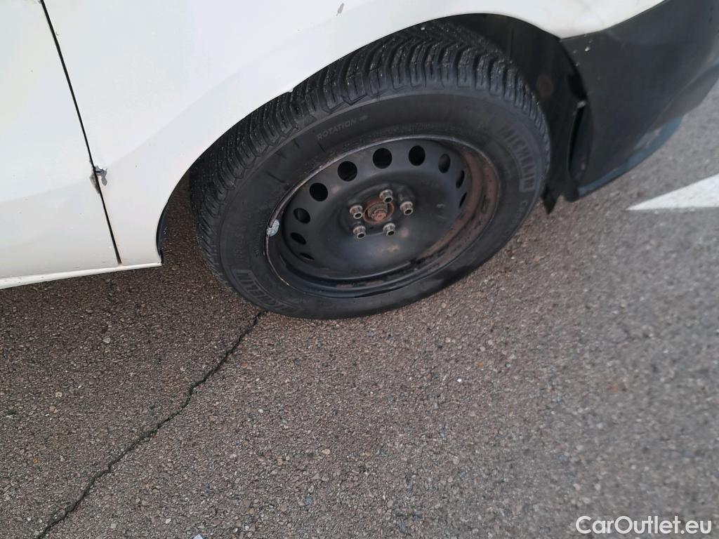  Fiat  Doblo FIAT Doblò Cargo/2015/4P/furgón derivado de turismo Cargo SX 1.3 Mjet 70 kW (95 CV) #48