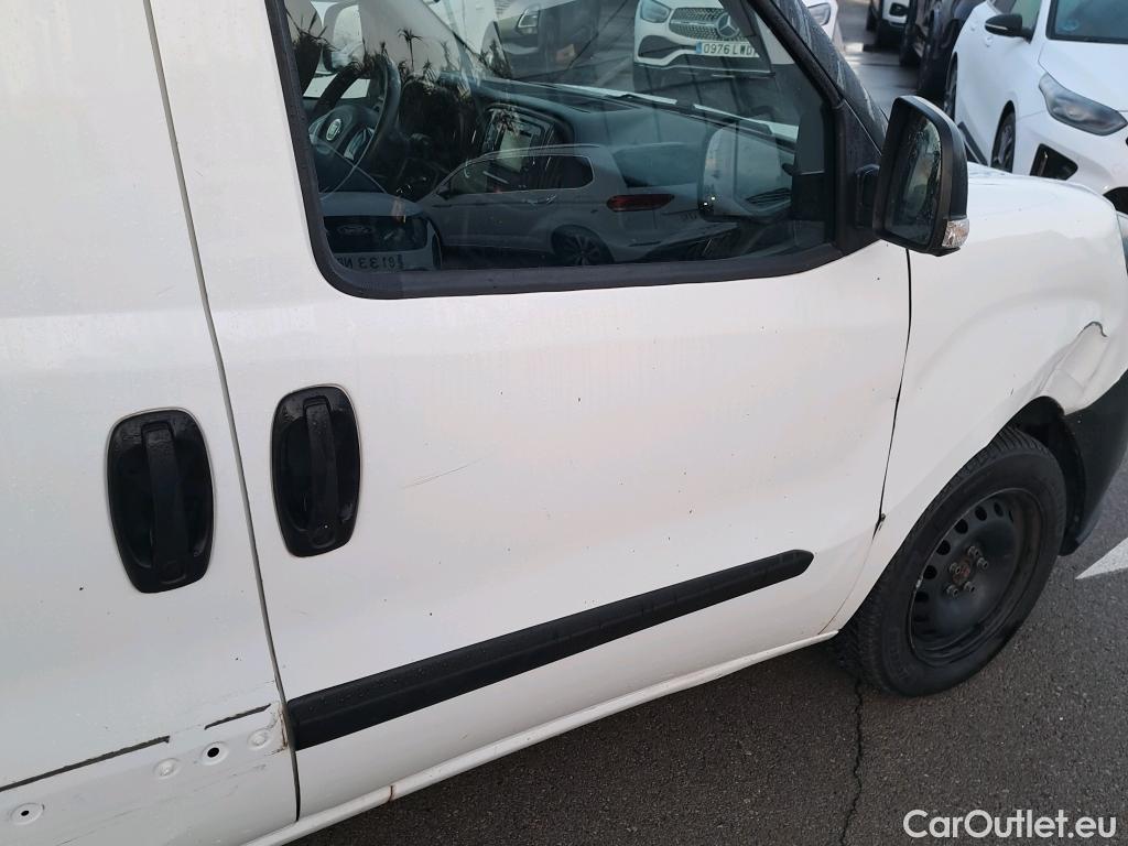  Fiat  Doblo FIAT Doblò Cargo/2015/4P/furgón derivado de turismo Cargo SX 1.3 Mjet 70 kW (95 CV) #24