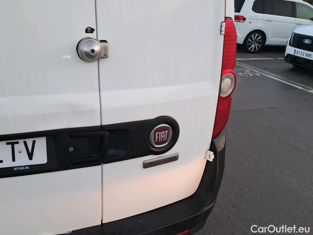  Fiat  Doblo FIAT Doblò Cargo/2015/4P/furgón derivado de turismo Cargo SX 1.3 Mjet 70 kW (95 CV) #38