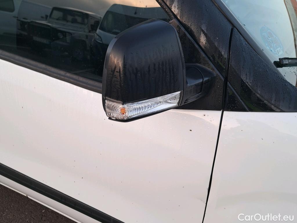  Fiat  Doblo FIAT Doblò Cargo/2015/4P/furgón derivado de turismo Cargo SX 1.3 Mjet 70 kW (95 CV) #42