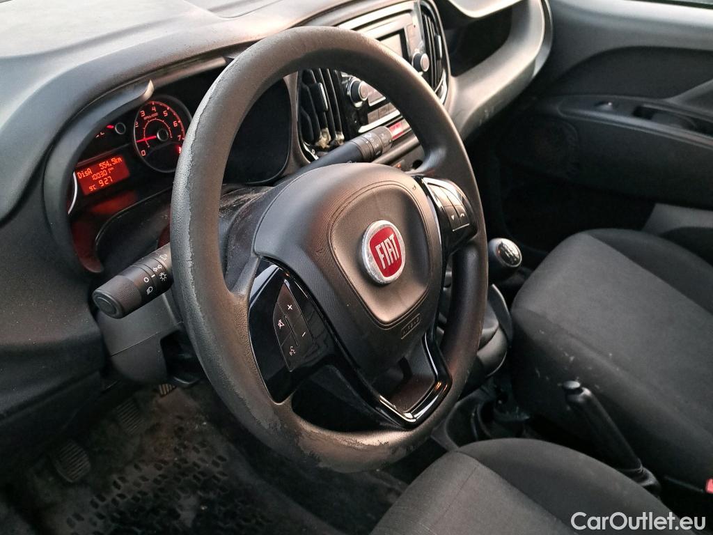  Fiat  Doblo FIAT Doblò Cargo/2015/4P/furgón derivado de turismo Cargo SX 1.3 Mjet 70 kW (95 CV) #40