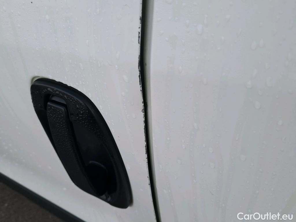  Fiat  Doblo FIAT Doblò Cargo/2015/4P/furgón derivado de turismo Cargo SX 1.3 Mjet 70 kW (95 CV) #29