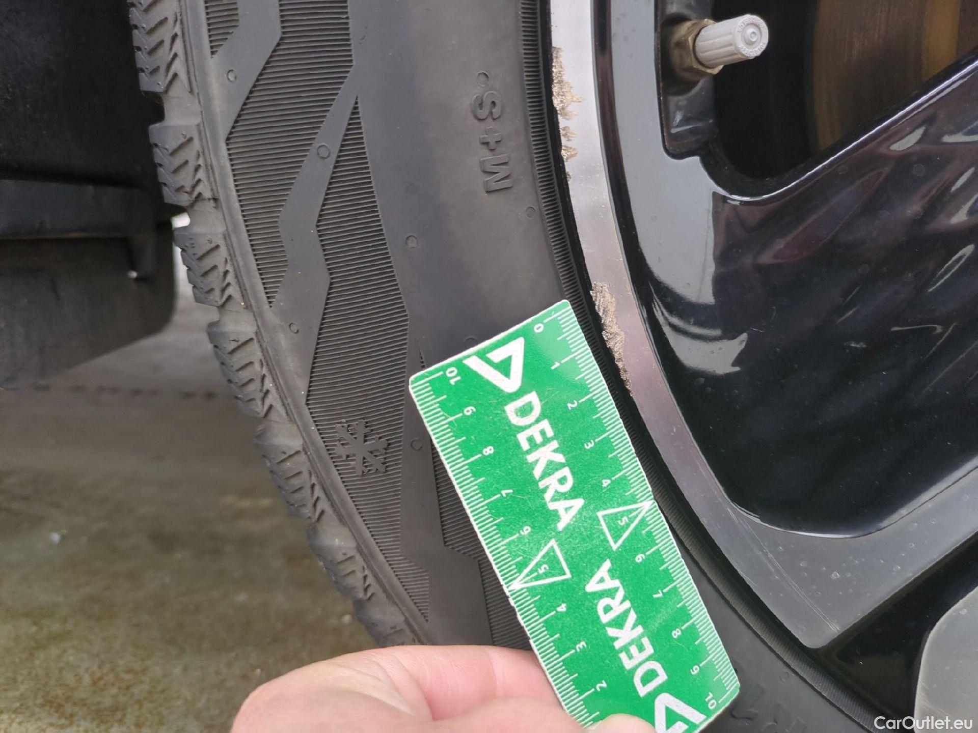  KIA  XCeed KIA  / 2019 / 5P / Crossover 1.6 GDI ISG ISG PHEV ACTIVE BUS DCT6 #8