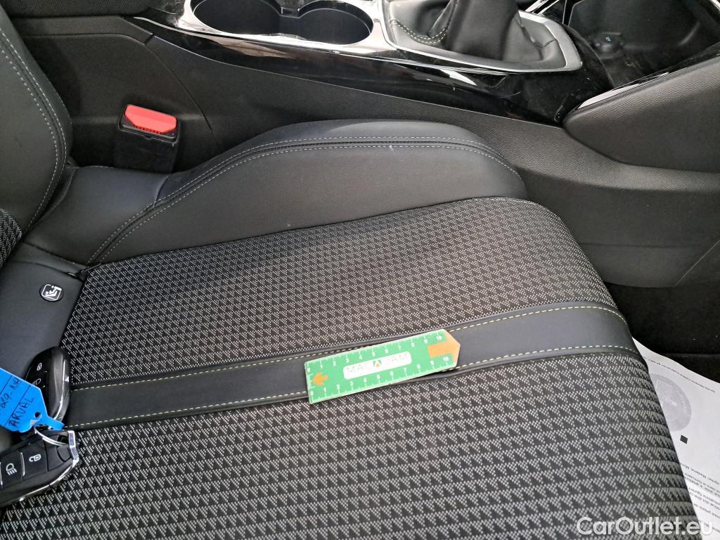  Peugeot  2008 PEUGEOT  / 2019 / 5P / Crossover 1.2 PT 130 S&S GT Line #19