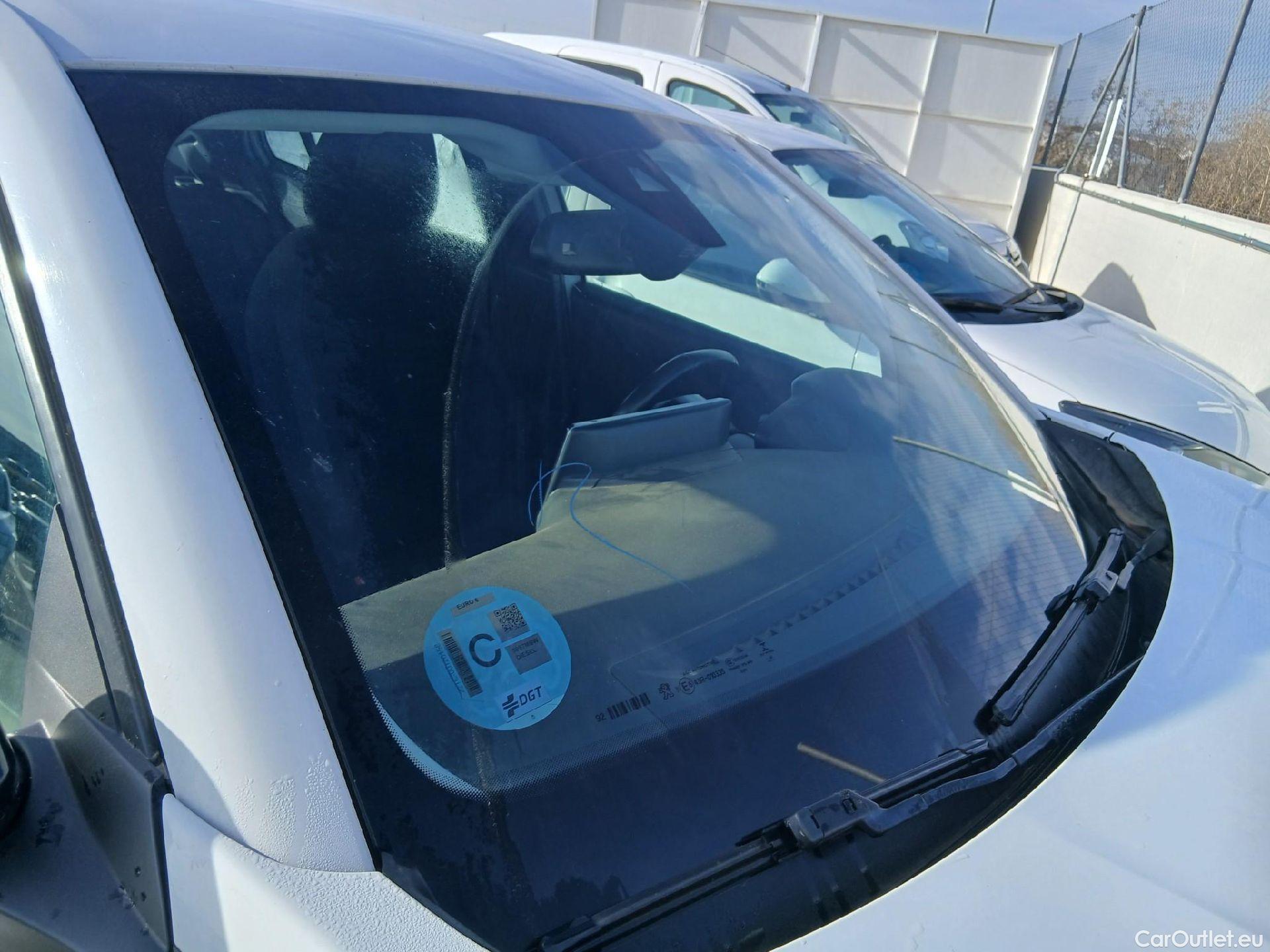  Peugeot  2008 PEUGEOT  / 2019 / 5P / todoterreno Active Pack BlueHDI 81kW (110CV) #15