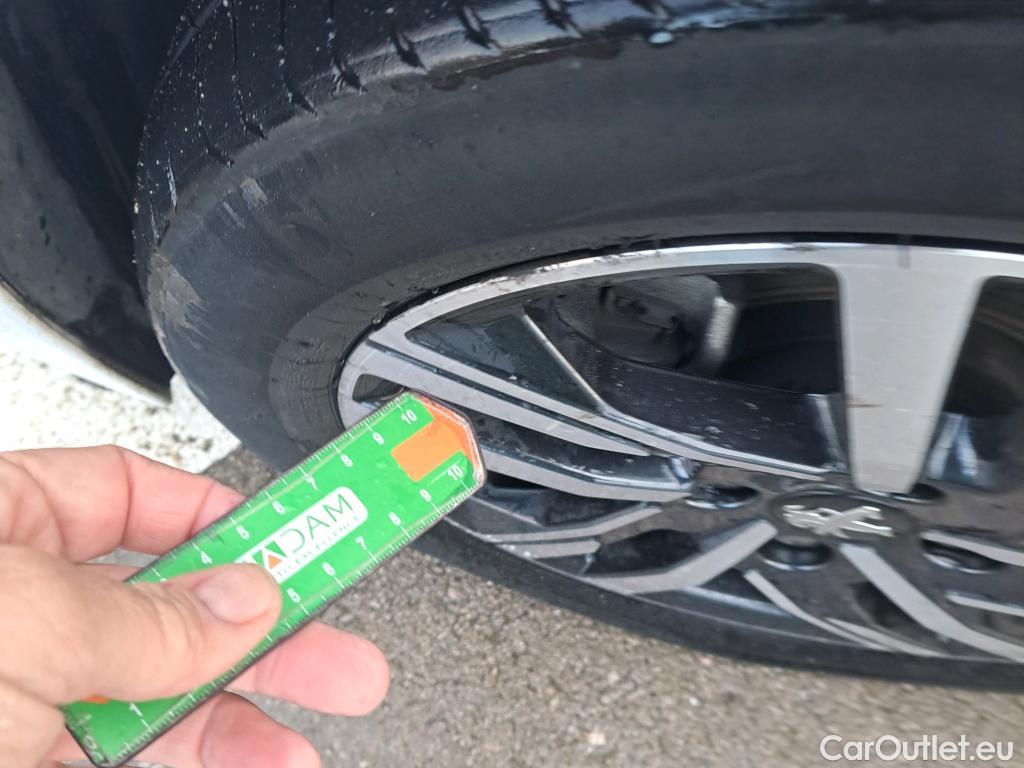  Peugeot  208 PEUGEOT  / 2019 / 5P / berlina con portón PureTech 73kW (100CV) EAT8 Allure Pack #7