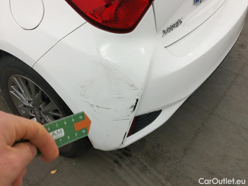  Toyota  Yaris TOYOTA  / 2017 / 5P / berlina con portón 1.5 100H Active #15