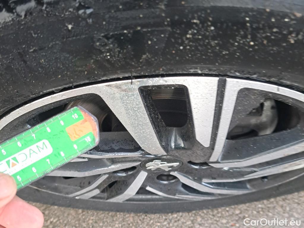  Peugeot  208 PEUGEOT  / 2019 / 5P / berlina con portón PureTech 73kW (100CV) EAT8 Allure Pack #9