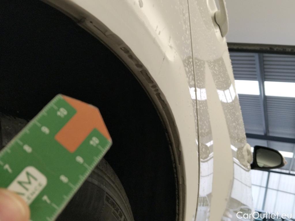  Toyota  Yaris TOYOTA  / 2017 / 5P / berlina con portón 1.5 100H Active #2