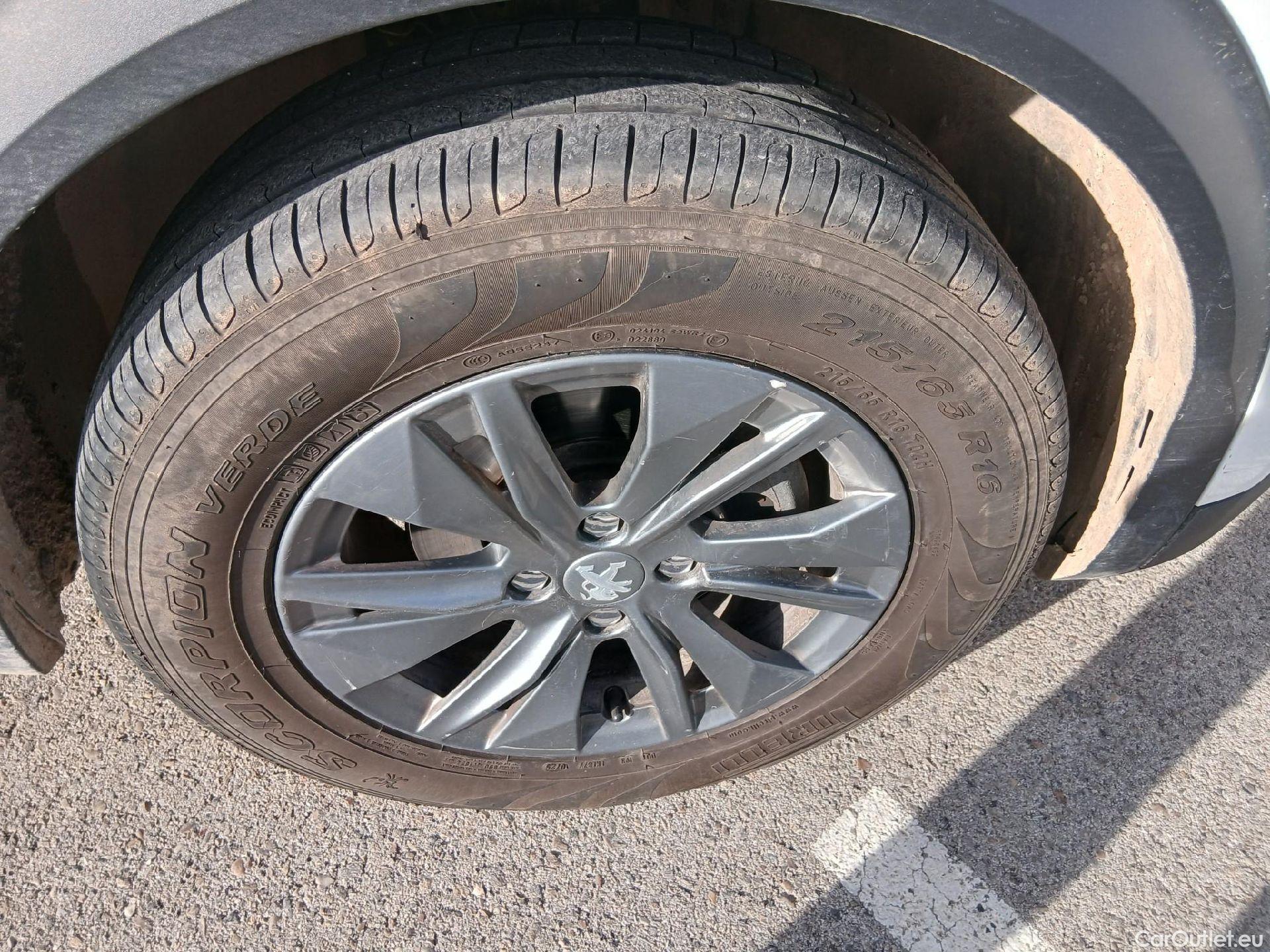  Peugeot  2008 PEUGEOT  / 2019 / 5P / todoterreno Active Pack BlueHDI 81kW (110CV) #14