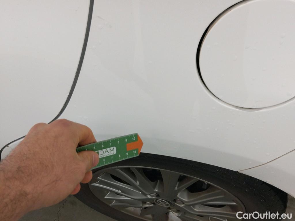  Toyota  Yaris TOYOTA  / 2017 / 5P / berlina con portón 1.5 100H Active #4