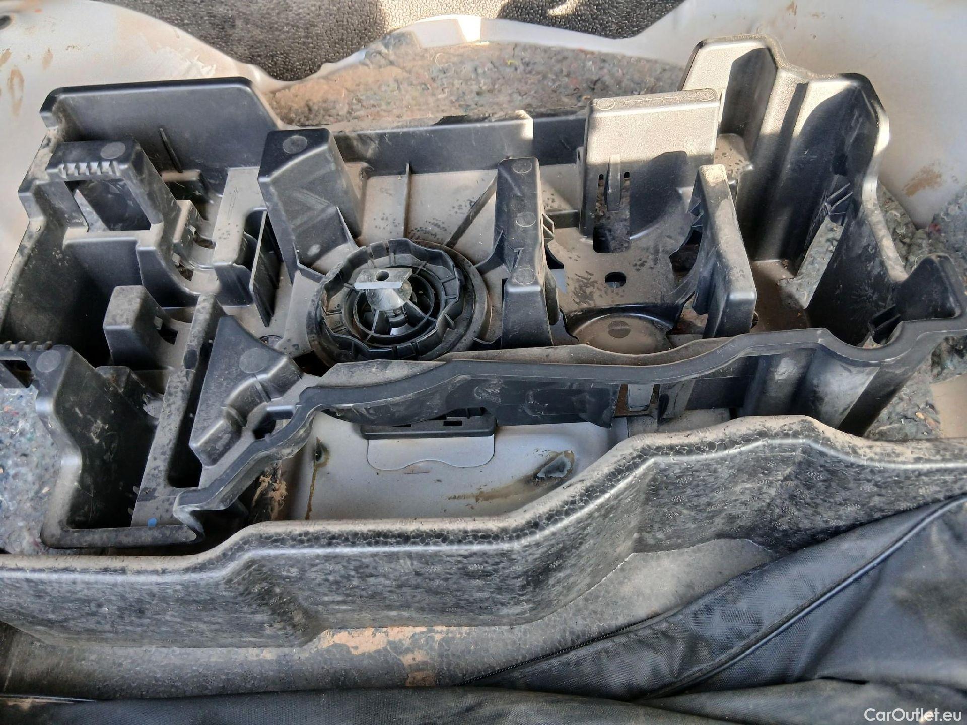  Peugeot  2008 PEUGEOT  / 2019 / 5P / todoterreno Active Pack BlueHDI 81kW (110CV) #12