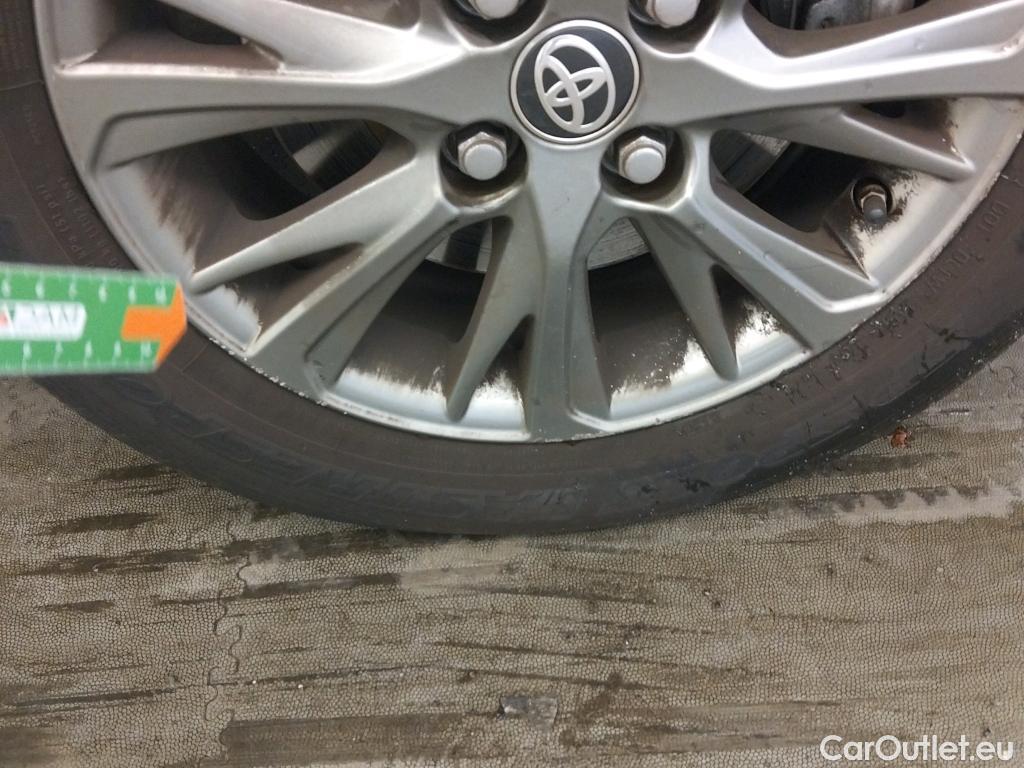  Toyota  Yaris TOYOTA  / 2017 / 5P / berlina con portón 1.5 100H Active #8